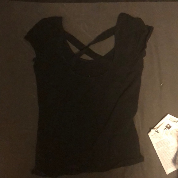 A cute bock shirt with a small open back - Picture 2 of 2